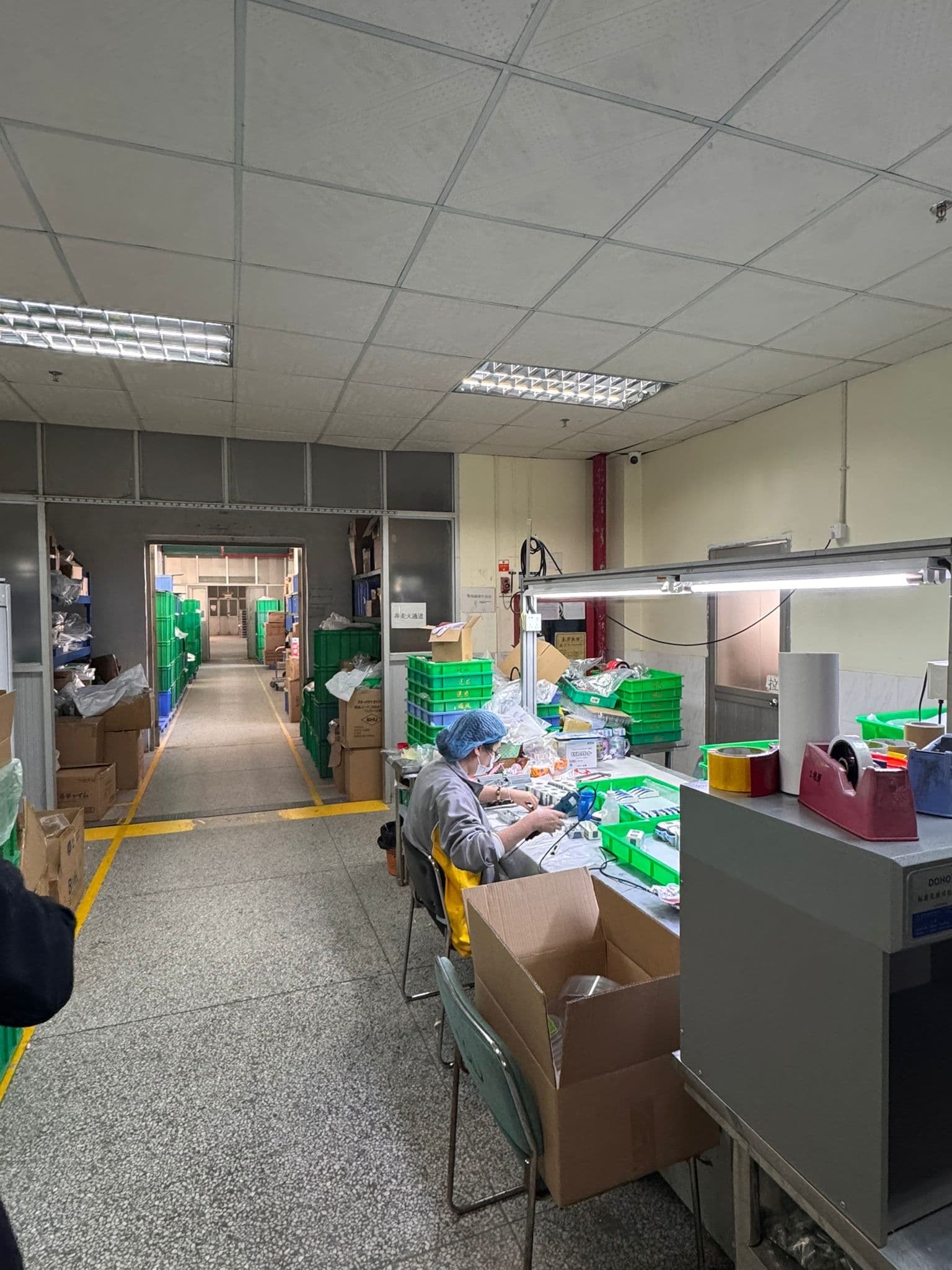 手工裝配工位 — 精細零件組裝