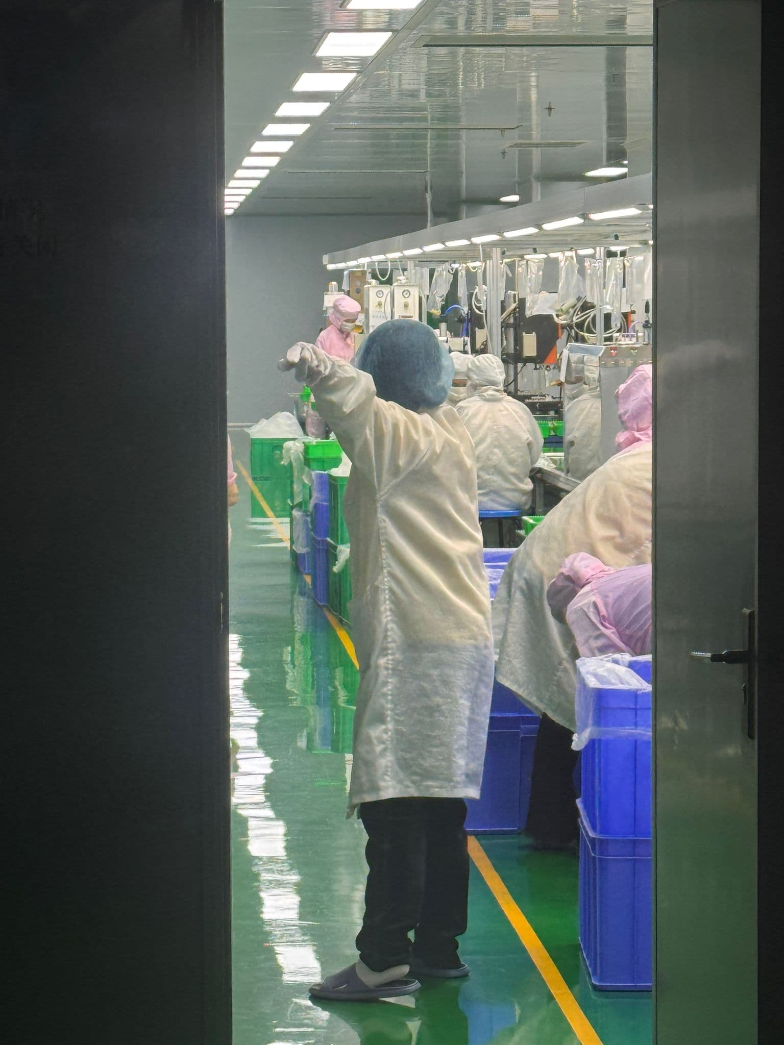 無塵車間內部 — 全套防護服、環氧樹脂地坪