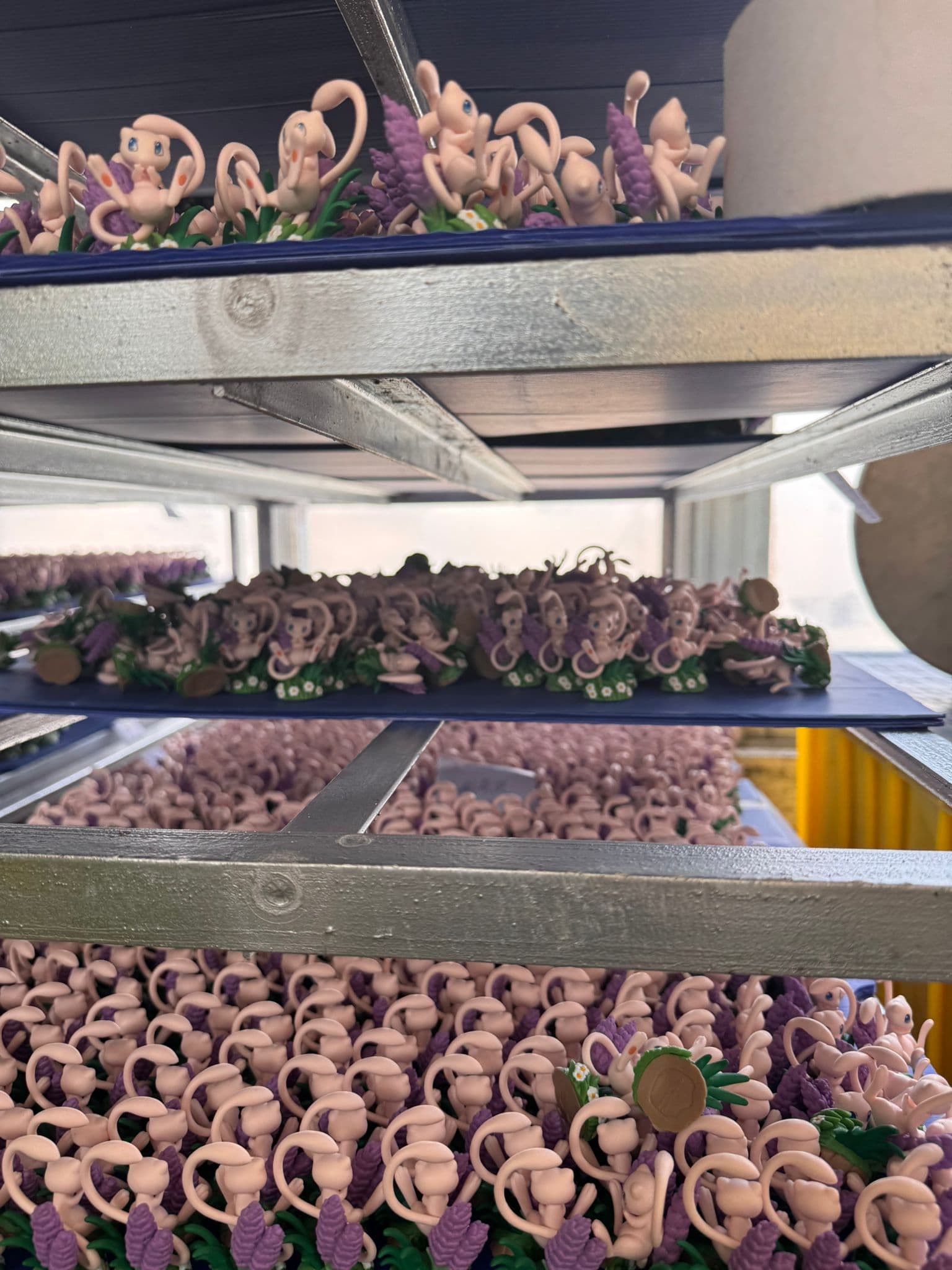 烘乾架上數百個已塗裝公仔