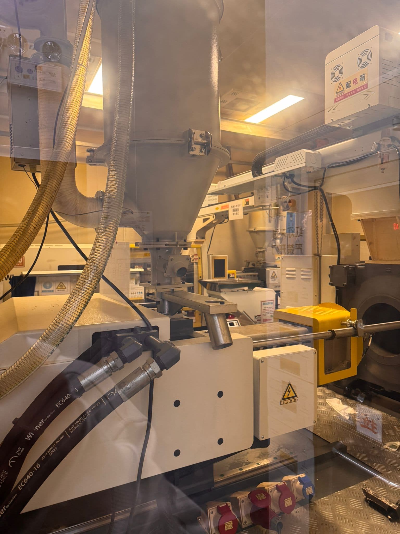 注塑機特寫 — 料斗與模具細節