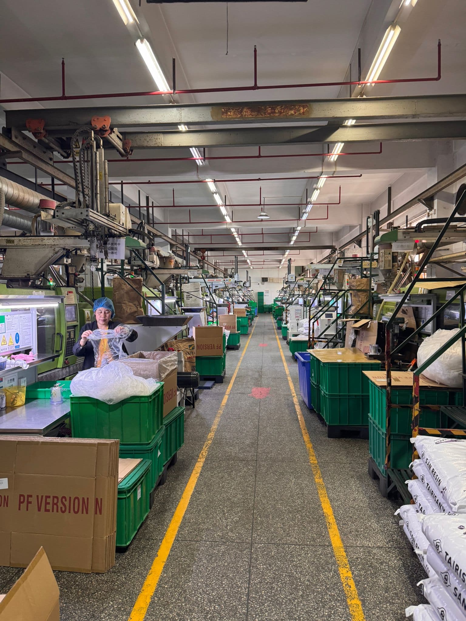 注塑走廊 — 配備機械臂的注塑機群