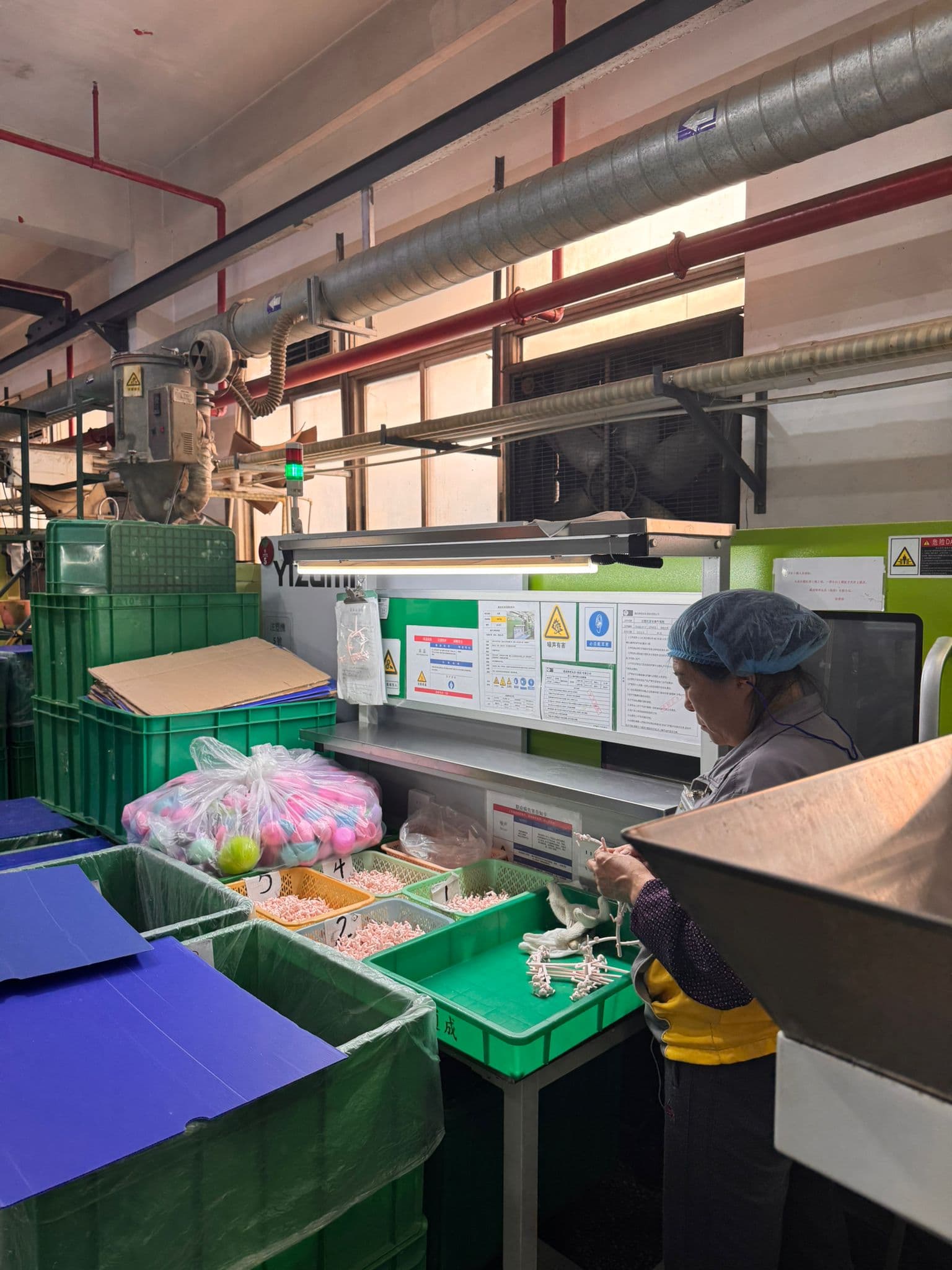 YIZUMI 生產線配天花 LEV 排氣管道